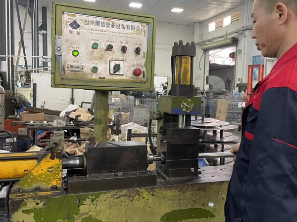 contracting pipe machine