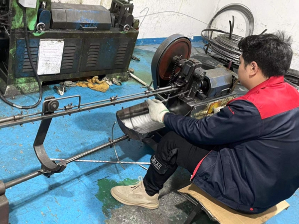 Straightening and discharging machine